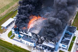 Siniestro por incendio en empresa y evaluación de daños por perito de seguros.