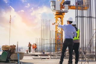 Perito de construcción inspeccionando una obra en Barcelona.